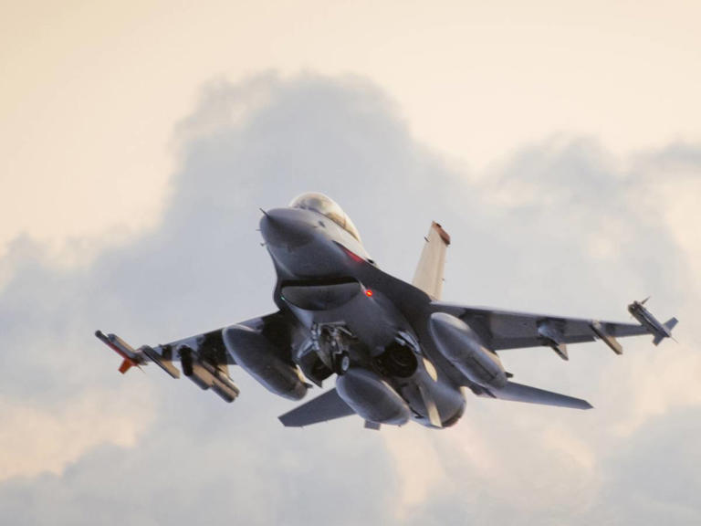 F-16 in volo lungo i confini: la risposta Nato alla “intensa attività russa”