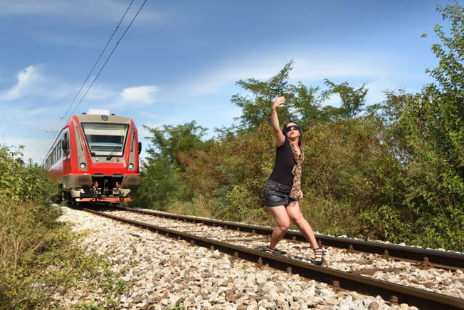 Muore travolta dal treno mentre si scattava un selfie in Thailandia