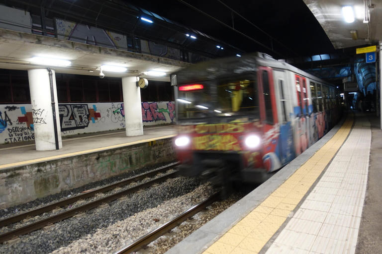 Napoli, attraversa binari su motorino: giovane muore travolto da treno