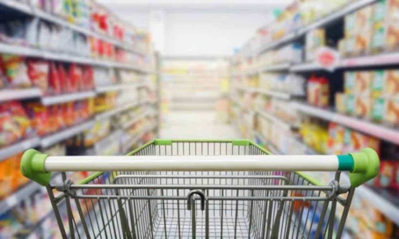 Alimentari scaduti e cosmetici pericolosi, blitz della finanza in una nota catena di supermercati